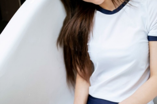 上海美女抱着宝贝(上海美女怀中牵手宝贝，暖心画面感人至深)
