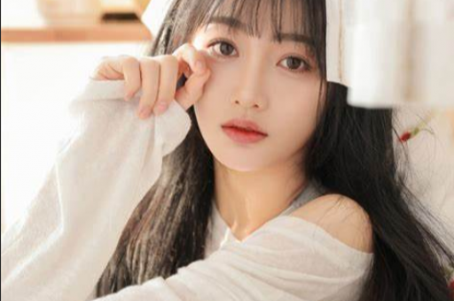 上海美女吐痰图片真实(真实揭秘：上海美女公共场所吐痰现象！)