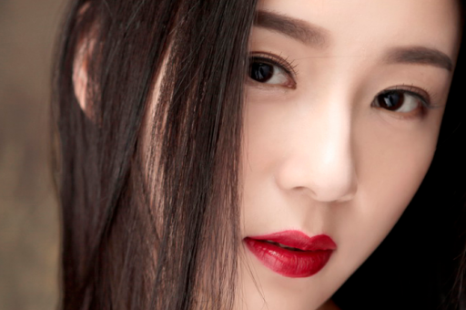 上海美女卖菜的视频(上海美女兜售新鲜蔬菜，惊艳网友)