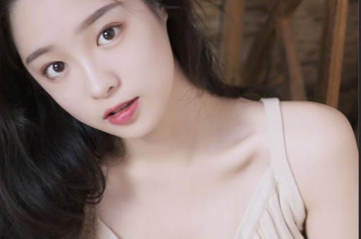 上海美女酒吧唱歌短发(上海短发美女唱响酒吧夜景)